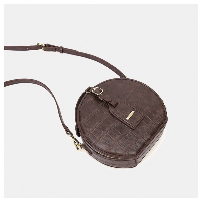 sac à bandoulière rond en cuir d'alligator de style moderne avec étiquette de bagage 